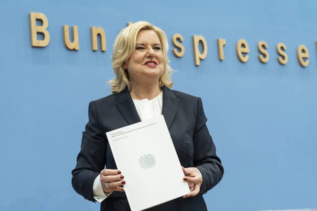 Bundespressekonferenz in Berlin - Vorstellung Jahresbericht 2022 der Wehrbeauftragten des Deutschen Bundestags Eva Högl ;Bundespressekonferenz in Berlin - Vorstellung Jahresbericht 2022 der Wehrbeauftragten des Deutschen Bundestags Eva Högl , Berlin Berlin Deutschland Haus der Bundespressekonferenz