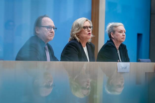 Bundespressekonferenz Vorstellung des Jahresberichtes 2022 der Wehrbeauftragten Aktuell,14.03.2023,Berlin,Eva Hoegl, Wehrbeauftragte des Deutschen Bundestages gemeinsam mit Hans-Ulrich Gerland, Leitender Beamter und Ute Welty, Moderation der Bundespressekonferenz bei der Bundespressekonferenz zum Thema Vorstellung des Jahresberichtes 2022 der Wehrbeauftragten Berlin Berlin Deutschland