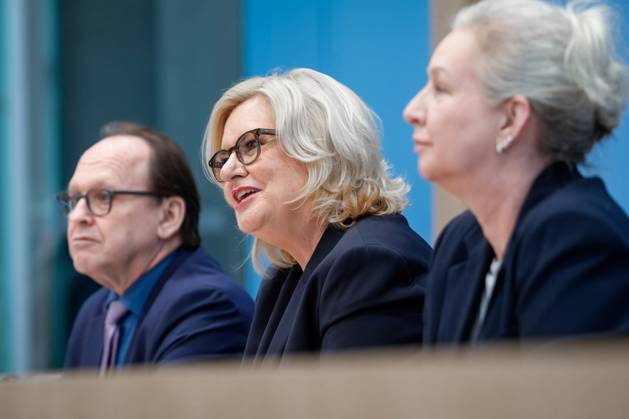 Bundespressekonferenz Vorstellung des Jahresberichtes 2022 der Wehrbeauftragten Aktuell,14.03.2023,Berlin,Eva Hoegl, Wehrbeauftragte des Deutschen Bundestages gemeinsam mit Hans-Ulrich Gerland, Leitender Beamter und Ute Welty, Moderation der Bundespressekonferenz bei der Bundespressekonferenz zum Thema Vorstellung des Jahresberichtes 2022 der Wehrbeauftragten Berlin Berlin Deutschland
