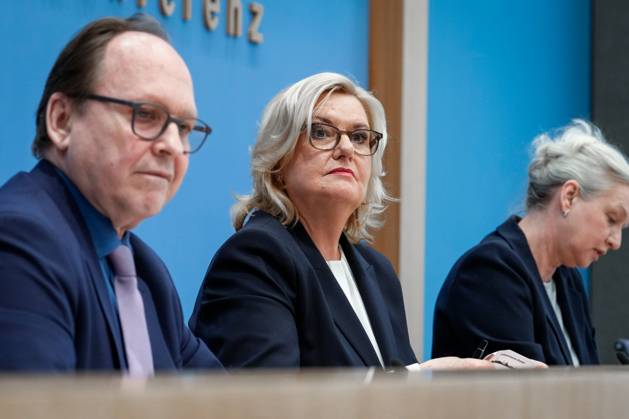 Bundespressekonferenz Vorstellung des Jahresberichtes 2022 der Wehrbeauftragten Aktuell,14.03.2023,Berlin,Eva Hoegl, Wehrbeauftragte des Deutschen Bundestages gemeinsam mit Hans-Ulrich Gerland, Leitender Beamter und Ute Welty, Moderation der Bundespressekonferenz bei der Bundespressekonferenz zum Thema Vorstellung des Jahresberichtes 2022 der Wehrbeauftragten Berlin Berlin Deutschland