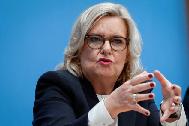 Bundespressekonferenz Vorstellung des Jahresberichtes 2022 der Wehrbeauftragten Aktuell,14.03.2023, Berlin, Eva Hoegl, Wehrbeauftragte des Deutschen Bundestages im Portrait mit besonderer Geste bei der Vorstellung des Jahresberichtes 2022 der Wehrbeauftragten in der Bundespressekonferenz Berlin Berlin Deutschland