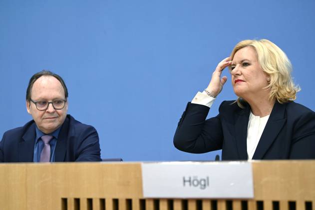 Hans-Ulrich Gerland und Eva Högl bei der Bundespressekonferenz zur Vorstellung des Jahresberichtes 2022 im Haus der Bundespressekonferenz. Berlin, 14.03.2023