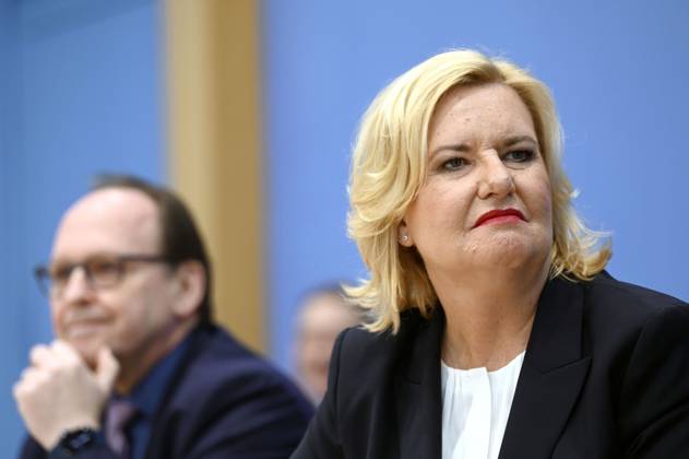 Hans-Ulrich Gerland und Eva Högl bei der Bundespressekonferenz zur Vorstellung des Jahresberichtes 2022 im Haus der Bundespressekonferenz. Berlin, 14.03.2023