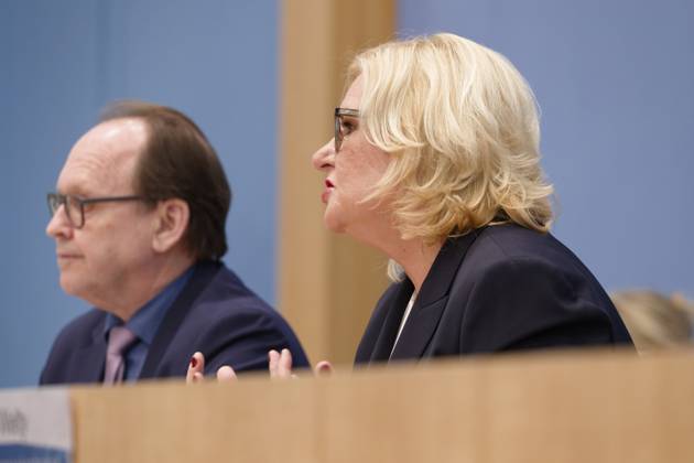 Högl stellt Wehrbericht 2022 vor 2023-03-13, Deutschland, Berlin - Bundespressekonferenz: Eva Högl (SPD), Wehrbeauftragte des Deutschen Bundestags, stellt den Wehrbericht 2022 vor. Neben ihr Hans-Ulrich Gerland, Leitender Beamter.