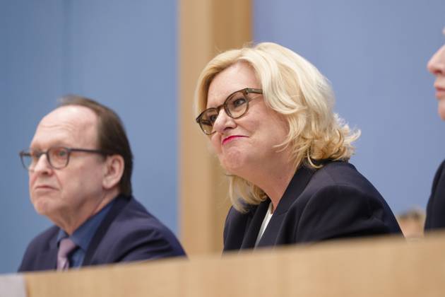 Högl stellt Wehrbericht 2022 vor 2023-03-13, Deutschland, Berlin - Bundespressekonferenz: Eva Högl (SPD), Wehrbeauftragte des Deutschen Bundestags, stellt den Wehrbericht 2022 vor. Neben ihr Hans-Ulrich Gerland, Leitender Beamter.