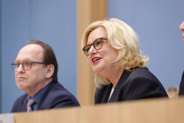 Högl stellt Wehrbericht 2022 vor 2023-03-13, Deutschland, Berlin - Bundespressekonferenz: Eva Högl (SPD), Wehrbeauftragte des Deutschen Bundestags, stellt den Wehrbericht 2022 vor. Neben ihr Hans-Ulrich Gerland, Leitender Beamter.