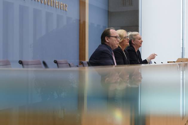 Högl stellt Wehrbericht 2022 vor 2023-03-13, Deutschland, Berlin - Bundespressekonferenz: Eva Högl (SPD), Wehrbeauftragte des Deutschen Bundestags, stellt den Wehrbericht 2022 vor. Neben ihr Hans-Ulrich Gerland, Leitender Beamter.