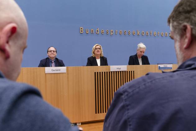 Högl stellt Wehrbericht 2022 vor 2023-03-13, Deutschland, Berlin - Bundespressekonferenz: Eva Högl (SPD), Wehrbeauftragte des Deutschen Bundestags, stellt den Wehrbericht 2022 vor. Neben ihr Hans-Ulrich Gerland, Leitender Beamter.