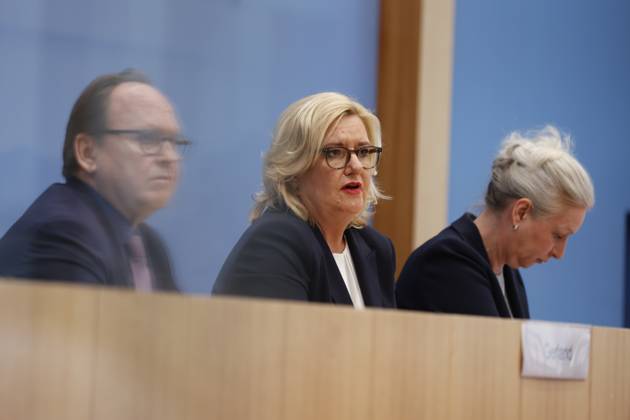 Hans-Ulrich Gerland, Leitender Beamter, Eva Högl, Wehrbeauftragte des Deutschen Bundestages, Deutschland, Berlin, Bundespressekonferenz, Thema: Vorstellung des Jahresberichtes 2022