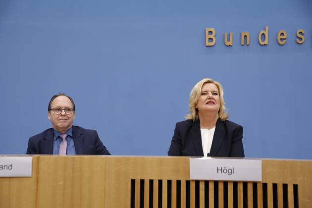 Hans-Ulrich Gerland, Leitender Beamter, Eva Högl, Wehrbeauftragte des Deutschen Bundestages, Deutschland, Berlin, Bundespressekonferenz, Thema: Vorstellung des Jahresberichtes 2022