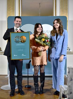 STOCKHOLM 230314 Aid and Foreign Trade Minister Johan Forssell awards the governments music export prize for 2022 to First Aid Kit, sisters Klara and Johanna Söerberg, in the Bla Salongen at the Ministry of Foreign Affairs Stockholm Sweden POL x12150x,  Copyright: xCaisaxRasmussenx xTTx MUSIKEXPORTPRISET TTABB0000000000170110