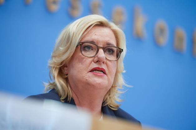Wehrbeauftragte des Bundestages, Eva Hoegl (Högl, SPD), stellte am 14.03.2023 ihren Jahresbericht 2022 in Berlin vor. Die Wehrbeauftragte ist nach Artikel 45b des Grundgesetzes als Hilfsorgan des Bundestages bei der parlamentarischen Kontrolle der Streitkraefte taetig. Sie ist dabei weder Mitglied des Bundestags noch Beamtin. Die Wahrung der Grundrechte der Soldatinnen und Soldaten gehoert ebenfalls zu den Aufgaben. Einmal im Jahr legt sie dem Bundestag einen umfassenden Bericht vor. (Siehe epd-Meldung vom 14.03.2023)
