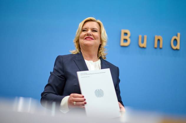 Wehrbeauftragte des Bundestages, Eva Hoegl (Högl, SPD), stellte am 14.03.2023 ihren Jahresbericht 2022 in Berlin vor. Die Wehrbeauftragte ist nach Artikel 45b des Grundgesetzes als Hilfsorgan des Bundestages bei der parlamentarischen Kontrolle der Streitkraefte taetig. Sie ist dabei weder Mitglied des Bundestags noch Beamtin. Die Wahrung der Grundrechte der Soldatinnen und Soldaten gehoert ebenfalls zu den Aufgaben. Einmal im Jahr legt sie dem Bundestag einen umfassenden Bericht vor. (Siehe epd-Meldung vom 14.03.2023)
