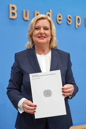 News Bilder des Tages Wehrbeauftragte des Bundestages, Eva Hoegl (Högl, SPD), stellte am 14.03.2023 ihren Jahresbericht 2022 in Berlin vor. Die Wehrbeauftragte ist nach Artikel 45b des Grundgesetzes als Hilfsorgan des Bundestages bei der parlamentarischen Kontrolle der Streitkraefte taetig. Sie ist dabei weder Mitglied des Bundestags noch Beamtin. Die Wahrung der Grundrechte der Soldatinnen und Soldaten gehoert ebenfalls zu den Aufgaben. Einmal im Jahr legt sie dem Bundestag einen umfassenden Bericht vor. (Siehe epd-Meldung vom 14.03.2023)