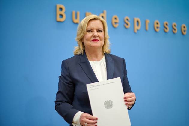 Wehrbeauftragte des Bundestages, Eva Hoegl (Högl, SPD), stellte am 14.03.2023 ihren Jahresbericht 2022 in Berlin vor. Die Wehrbeauftragte ist nach Artikel 45b des Grundgesetzes als Hilfsorgan des Bundestages bei der parlamentarischen Kontrolle der Streitkraefte taetig. Sie ist dabei weder Mitglied des Bundestags noch Beamtin. Die Wahrung der Grundrechte der Soldatinnen und Soldaten gehoert ebenfalls zu den Aufgaben. Einmal im Jahr legt sie dem Bundestag einen umfassenden Bericht vor. (Siehe epd-Meldung vom 14.03.2023)
