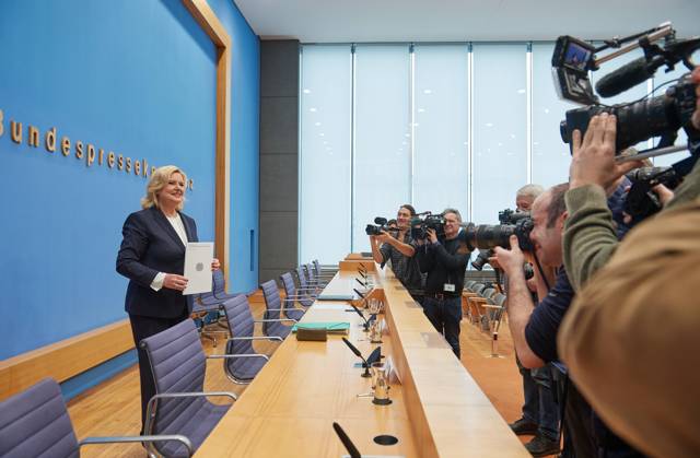 Wehrbeauftragte des Bundestages, Eva Hoegl (Högl, SPD), stellte am 14.03.2023 ihren Jahresbericht 2022 in Berlin vor. Die Wehrbeauftragte ist nach Artikel 45b des Grundgesetzes als Hilfsorgan des Bundestages bei der parlamentarischen Kontrolle der Streitkraefte taetig. Sie ist dabei weder Mitglied des Bundestags noch Beamtin. Die Wahrung der Grundrechte der Soldatinnen und Soldaten gehoert ebenfalls zu den Aufgaben. Einmal im Jahr legt sie dem Bundestag einen umfassenden Bericht vor. (Siehe epd-Meldung vom 14.03.2023)