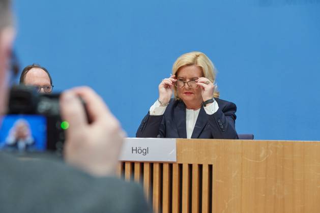 Wehrbeauftragte des Bundestages, Eva Hoegl (Högl, SPD), stellte am 14.03.2023 ihren Jahresbericht 2022 in Berlin vor. Die Wehrbeauftragte ist nach Artikel 45b des Grundgesetzes als Hilfsorgan des Bundestages bei der parlamentarischen Kontrolle der Streitkraefte taetig. Sie ist dabei weder Mitglied des Bundestags noch Beamtin. Die Wahrung der Grundrechte der Soldatinnen und Soldaten gehoert ebenfalls zu den Aufgaben. Einmal im Jahr legt sie dem Bundestag einen umfassenden Bericht vor. (Siehe epd-Meldung vom 14.03.2023)