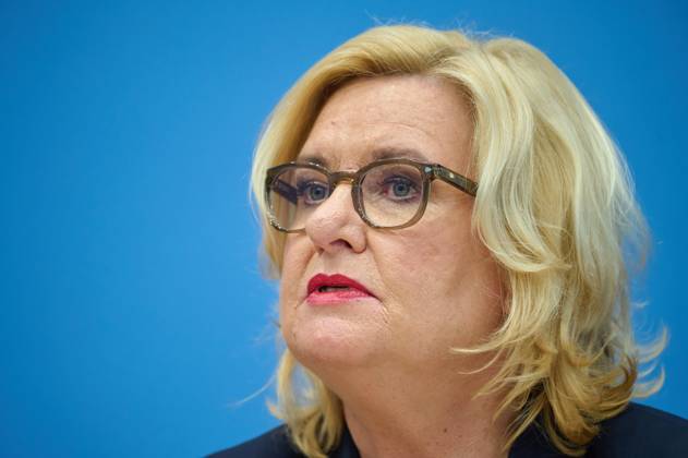 Wehrbeauftragte des Bundestages, Eva Hoegl (Högl, SPD), stellte am 14.03.2023 ihren Jahresbericht 2022 in Berlin vor. Die Wehrbeauftragte ist nach Artikel 45b des Grundgesetzes als Hilfsorgan des Bundestages bei der parlamentarischen Kontrolle der Streitkraefte taetig. Sie ist dabei weder Mitglied des Bundestags noch Beamtin. Die Wahrung der Grundrechte der Soldatinnen und Soldaten gehoert ebenfalls zu den Aufgaben. Einmal im Jahr legt sie dem Bundestag einen umfassenden Bericht vor. (Siehe epd-Meldung vom 14.03.2023)