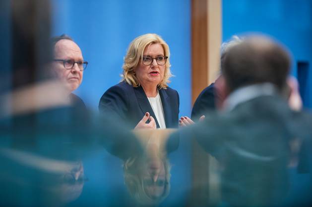Wehrbeauftragte des Bundestages, Eva Hoegl (Högl, SPD), stellte am 14.03.2023 ihren Jahresbericht 2022 in Berlin vor. Die Wehrbeauftragte ist nach Artikel 45b des Grundgesetzes als Hilfsorgan des Bundestages bei der parlamentarischen Kontrolle der Streitkraefte taetig. Sie ist dabei weder Mitglied des Bundestags noch Beamtin. Die Wahrung der Grundrechte der Soldatinnen und Soldaten gehoert ebenfalls zu den Aufgaben. Einmal im Jahr legt sie dem Bundestag einen umfassenden Bericht vor. (Siehe epd-Meldung vom 14.03.2023)