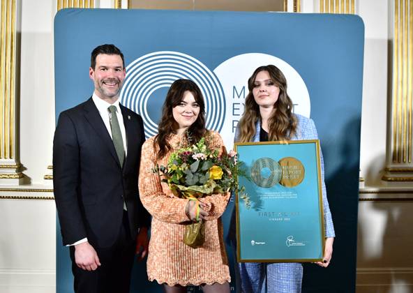 STOCKHOLM 230314 Aid and Foreign Trade Minister Johan Forssell awards the governments music export prize for 2022 to First Aid Kit, sisters Klara and Johanna Söderberg, in the Bla Salongen at the Ministry of Foreign Affairs Stockholm Sweden POL x12150x,  Copyright: xCaisaxRasmussenx xTTx MUSIKEXPORTPRISET TTABB0000000000170122
