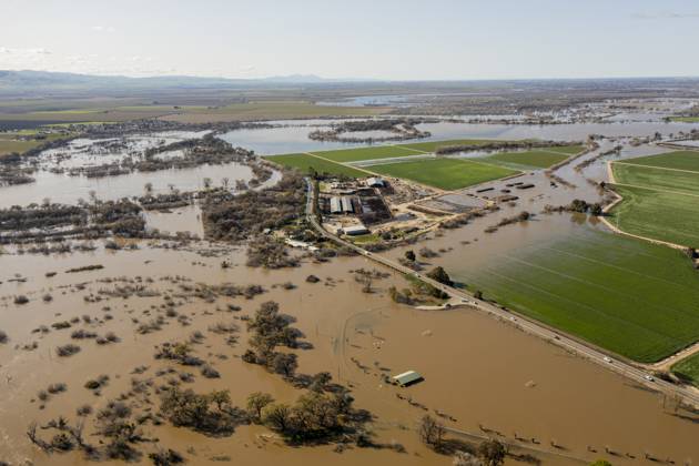 Bilder des Jahres 2023, News 03 März News Themen der Woche KW11 News Bilder des Tages March 15, 2023, California, United States: The San Joaquin River flows out of its banks, flooding a local park and farmland as it goes under Grayson Road. California flood waters continue to rise as the state has not had much of a break from rain and snow. Wednesday, March 15, 2023 Mother Nature gave a break to the state allowing many areas to recover and deal with increased flooding and rising rivers. United States - ZUMAbk2_ 20230315_zaf_bk2_006 Copyright: xMartyxBicekx