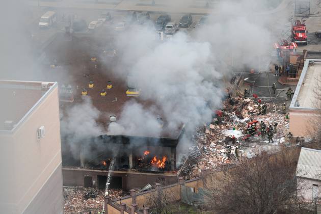 Bilder des Jahres 2023, News 03 MÃ¤rz News Themen der Woche KW11 News Bilder des Tages RUSSIA, ROSTOV-ON-DON - MARCH 16, 2023: A fire breaks out in a building of the Rostov-on-Don Regional Office of the Border Service of the Russian Federal Security Service. Emergency services state it was preceded by an explosion and caused one death, another two injured. Erik Romanenko TASS  57899605