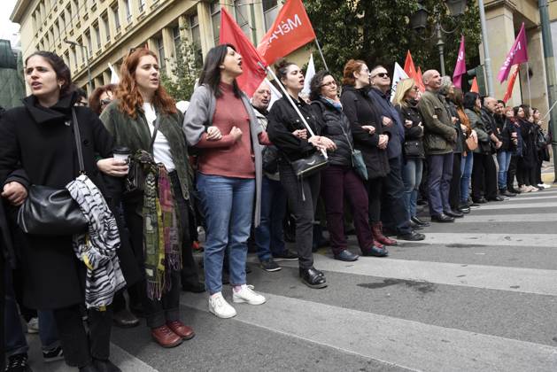 Bilder des Jahres 2023, News 03 März News Themen der Woche KW11 News Bilder des Tages March 16, 2023, Athens, Greece: YIANIS VAROUFAKIS marches alongside party supporters. Thousands took part in a 24h nationwide general strike called by private and public sector unions, to protest against the recent train accident at Tempi. Athens Greece - ZUMAg221 20230316_zap_g221_022 Copyright: xNikolasxGeorgioux