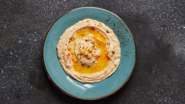 IMAGO Creative, Food, Hummus Hummus with olive oil, paprika, lemon and pita bread. Classic hummus on the plate, Hummus with olive oil, paprika, lemon and pita bread. Classic hummus on the plate, Hummus with olive oil, paprika, lemon and pita bread. Classic hummus on the plate, 24.02.2023, Copyright: xNayalyHx Panthermedia33684301.jpg