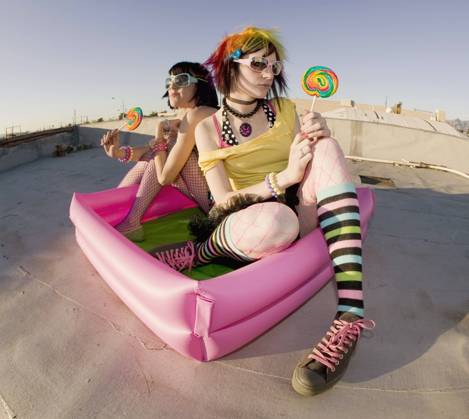 IMAGO Kreativ: Urbane Kultur - Sommer auf den Dächern Fisheye shot of girls in brightly colored clothing in a plastic pool on a roof with sunglasses and lollipops Copyright: xScottxGriesselx xDesignxPicsx , 30316302 Copyright: ScottxGriesselx xDesignxPics 30316302