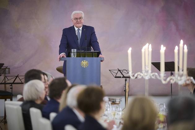 Bilder des Jahres 2023, News 03 März News Themen der Woche KW11 News Bilder des Tages Berlin, Rede des Bundespräsidenten beim Bankett zu 175 Jahre Märzrevolution von 1848 Bundespräsident Frank-Walter Steinmeier (SPD) hält am 17.03.2023 eine Rede im Schloss Bellevue zum Auftakt eines Republikanischen Banketts im Rahmen der 175 Jahre Märzrevolution von 1848 Feierlichkeiten in Berlin. Zu den 120 Gästen zählten neben Vertretern der Gesellschaft auch Bundestagspräsidentin Bärbel Bas, Bundesratspräsident Peter Tschentscher oder die Schauspielerin Katharina Thalbach. Berlin Schloss Bellevue Berlin Deutschland