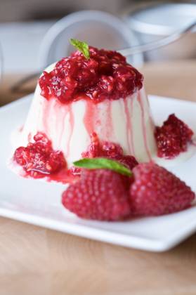 Panna cotta with lemon and buttermilk and fresh raspberries Copyright: xSimonexvanxdenxBergx xDesignxPicsx , 30341572 Copyright: SimonexvanxdenxBergx xDesignxPics 30341572