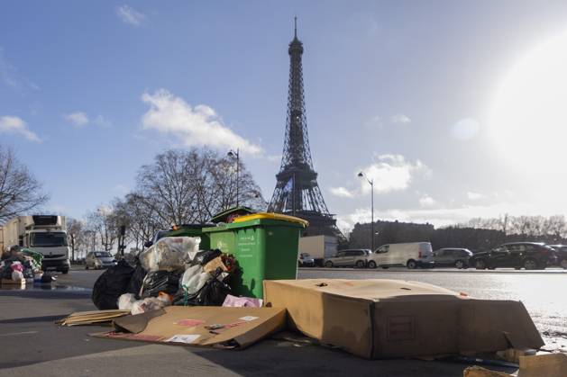 Bilder des Jahres 2023, News 03 März News Themen der Woche KW11 News Bilder des Tages Paris, France March 18, 2023 - Garbage that piles up in the streets. On the twelfth day of the garbage collectors strike against the pension reform, the threshold of 10,000 tons of uncollected waste has been crossed. POUBELLES, ORDURES MENAGERES, ILLUSTRATION, GREVE DES EBOUEURS, RAMASSAGE DES ORDURES, COLLECTE, REFORME DES RETRAITES, LUTTE SOCIALE, GREVISTES, INSALUBRITE, SALE, SALETE, PROPRETE DE PARIS, REQUISITIONS, SOCIETE, TROTTOIRS, MALODORANT, ODEURS, HYGIENE, DETRITUS, RATS, PROBLEME SANITAIRE, TOUR EIFFEL, EIFFEL TOWER  Copyright: xVincentxIsorex