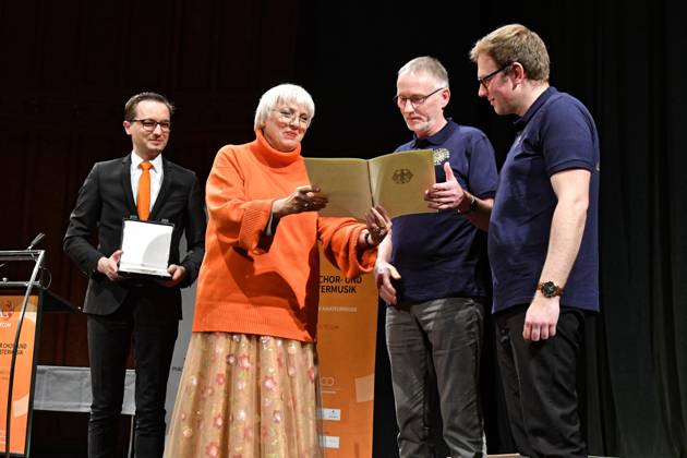 Entertainment Themen der Woche KW11 Entertainment Bilder des Tages Chor-Orchsester 19.03.2023 Festakt zur Verleihung der Zelter- und PRO MUSICA-Plaketten mit der Kulturstaatsministerin Claudia Roth im Rahmen der Tage der Chor- und Orchestermusik (TCOM) in Dessau-Roßlau im Dessauer Theater. VERLEIHUNG DER ZELTER-PLAKETTE an den Berliner Mozart-Chor und VERLEIHUNG DER PRO MUSICA-PLAKETTE an den Posaunenchor Döbeln Dessau-Rosslau Land Deutschland