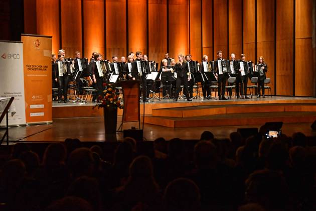 Chor-Orchsester 19.03.2023 Festakt zur Verleihung der Zelter- und PRO MUSICA-Plaketten mit der Kulturstaatsministerin Claudia Roth im Rahmen der Tage der Chor- und Orchestermusik (TCOM) in Dessau-Roßlau im Dessauer Theater. VERLEIHUNG DER ZELTER-PLAKETTE an den Berliner Mozart-Chor und VERLEIHUNG DER PRO MUSICA-PLAKETTE an den Posaunenchor Döbeln Dessau-Rosslau Land Deutschland