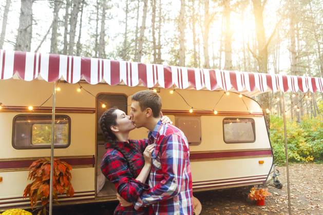 Portrait of romantic couple smiling while holding hands near house on wheels outdoors Portrait of romantic couple man and woman smiling while hugging near house on wheels outdoors ,model released, Symbolfoto Copyright: xZoonar.com DashaxPetrenkox 15980671 ,model released, Symbolfoto ,property released