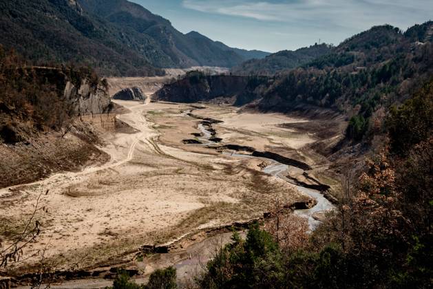 Bilder des Jahres 2023, News 03 März News Themen der Woche KW12 News Bilder des Tages Spanien, Dürre in Katalonien March 20, 2023, Cercs, Barcelona, Spain: The almost dry riverbed of the Llobregat river while entering the reservoir of La Baells in Cercs, Barcelona Province, Spain. Water restrictions tightened further in Catalonia due to ongoing drought that has now been for 29 months and that is related to climate change and global warming. Currently, Catalan reservoirs are at 27 percent of their capacity. Cercs Spain - ZUMAb137 20230320_zap_b137_025 Copyright: xJordixBoixareux