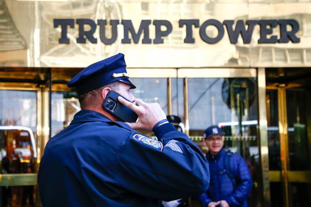 Bilder des Jahres 2023, News 03 März News Themen der Woche KW12 News Bilder des Tages March 21, 2023, New York City, NY, United States of America: NYPD officers set up step barricades outside Trump Tower after a small crowd gathers on March 21, 2023 in New York City. NYC and other cities are bracing for a possible indictment of former President Donald Trump by Manhattan District Attorney Alvin Bragg in his investigation into the former president s involvement in a hush money payment to adult film actress Stormy Daniels prior to the 2016 presidential election. New York City United States of America - ZUMAv122 20230321_zap_v122_023 Copyright: xWilliamxVolcovx