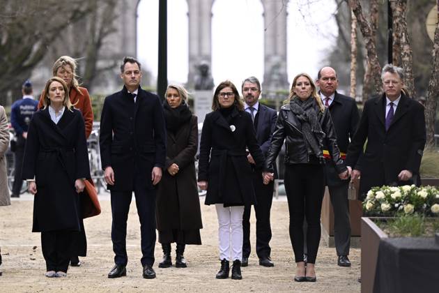 European Parliament chairwoman Roberta Metsola (L) and Prime Minister Alexander De Croo (2L) pictured during a ceremony at the memorial monument in the Brussels Wetstraat rue de la Loi to commemorate the 2016 terrorist attacks in Brussels, Wednesday 22 March 2023. On March 22 2016, 32 people were killed and 324 got injured in suicide bombings at Zaventem national airport and Maalbeek Maelbeek metro station, which were claimed by ISIL. LAURIExDIEFFEMBACQ 63497714