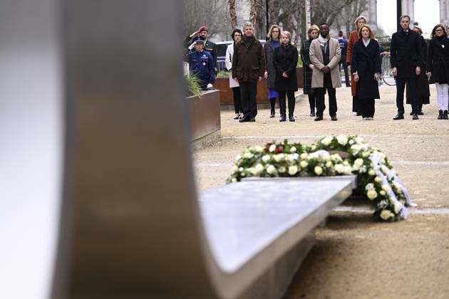 European Parliament chairwoman Roberta Metsola (2R) and Prime Minister Alexander De Croo (R) pictured during a ceremony at the memorial monument in the Brussels Wetstraat rue de la Loi to commemorate the 2016 terrorist attacks in Brussels, Wednesday 22 March 2023. On March 22 2016, 32 people were killed and 324 got injured in suicide bombings at Zaventem national airport and Maalbeek Maelbeek metro station, which were claimed by ISIL. LAURIExDIEFFEMBACQ 63498466
