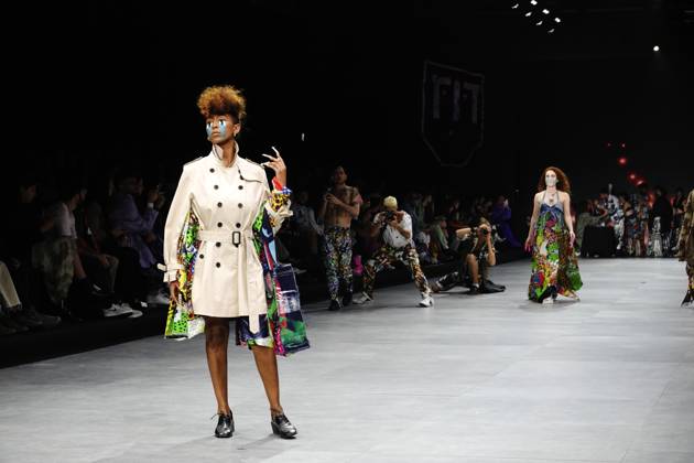 Bilder des Jahres 2023, Entertainment 03 März Entertainment Themen der Woche KW12 Entertainment Bilder des Tages (230322) -- TEL AVIV, March 22, 2023 -- A model presents a creation made of second-hand clothes and rejected materials during the Tel Aviv Fashion Week in Tel Aviv, Israel, on March 19, 2023. Rags, cans, faded plastic wrap ... household waste-turned garments made an eye-catching debut on the catwalk of Israel s Tel Aviv Fashion Week, with this year s event shining a spotlight on sustainable fashion. The annual fashion week ended Wednesday, but the discussion on sustainable fashion is far from over. Here in the economic and hi-tech hub of Israel, fashion goes beyond beauty and delicacy, as organizers and designers call for environmental awareness, particularly pollution and excessive consumption brought by the fashion industry s overproduct