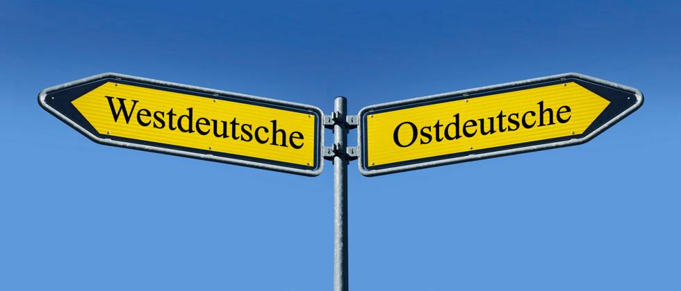 zwei Wegweiser mit Westdeutsche und Ostdeutsche zwei Wegweiser mit Westdeutsche und Ostdeutsche, 20.03.2023, Borkwalde, Brandenburg, In zwei Richtungen zeigen Wegweiser mit den Schriftzügen Westdeutsche und Ostdeutsche.