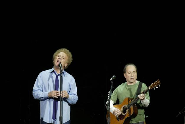 STOCKHOLM 20040725 Simon Garfunkel performs at Globen in Stockholm on July 25, 2004 From left, Art Garfunkel and Paul Simon Photo Mats Andersson SCANPIX Code 62210 x62210x.  Copyright: xMatsxAnderssonx xTTx 62210