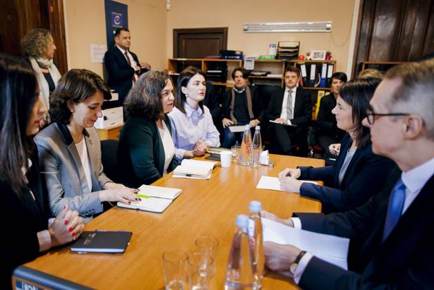 Annalena Baerbock (Buendnis 90 Die Gruenen), Bundesaussenministerin, trifft sich bei der Nichtregierungsorganisation Georgian Young Lawyers Association (GYLA) mit Vertreterinnen und Vertretern der georgischen Zivilgesellschaft. Tiflis, 24.03.2023 Tiflis Georgien Copyright: xThomasxTrutschelx