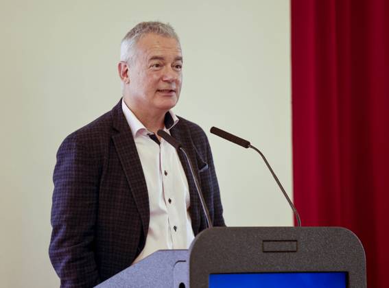Ilija Trojanow ehemaliger Preisträger hält die Laudatio bei der Preisverleihung 38. Mainzer Stadtschreiber Literaturpreis im Kurfürstlichen Schloss zu Mainz 24.03.23