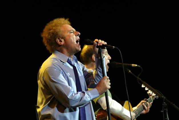 STOCKHOLM 20040725 Simon Garfunkel performs at Globen in Stockholm on July 25, 2004 From left, Art Garfunkel and Paul Simon Photo Mats Andersson SCANPIX Code 62210 x62210x.  Copyright: xMatsxAnderssonx xTTx 62210