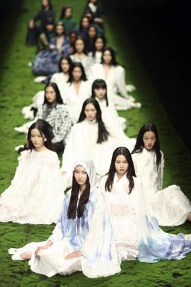Bilder des Jahres 2023, Entertainment 03 März Entertainment Themen der Woche KW12 BEIJING, CHINA - MARCH 26: Models walk the runway at SHIJIE collection show by Chinese designer Shi Jie on day three of the 2023 Autumn Winter Shanghai Fashion Week at 751D.PARK on March 26, 2023 in Beijing, China.  Copyright: xChinaxNewsxServicex VCG111428956339