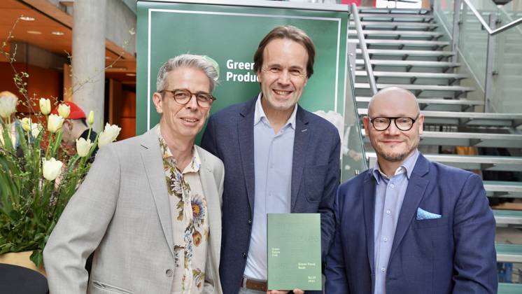 News Bilder des Tages 26.03.2023; Berlin, Deutschland, Europa, Welt Verleihung der Green Future Club Nachhaltigkeitspreise: Der Green Concept Award und der Green Product Award wurden ins Leben gerufen, um Produkte, Konzepte und Dienstleistungen auszuzeichnen, die in den Bereichen Nachhaltigkeit, Innovation und Design überzeugen. Start-ups und gegründete Unternehmen konnten sich für den Green Product Award bewerben, während der Green Concept Award visionäre Konzepte von Studenten und Absolventen prämierte. Insgesamt wurden in 14 Kategorien Preise vergeben, darunter Architektur & Tiny Houses, Mode, Mobilität und Sport. Im Bild: Green Future Club Geschäftsführer Nils Bader - Ort: Die Nordischen Botschaften - Felleshus