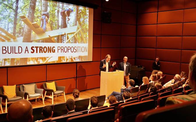 26.03.2023; Berlin, Deutschland, Europa, Welt Verleihung der Green Future Club Nachhaltigkeitspreise: Der Green Concept Award und der Green Product Award wurden ins Leben gerufen, um Produkte, Konzepte und Dienstleistungen auszuzeichnen, die in den Bereichen Nachhaltigkeit, Innovation und Design überzeugen. Start-ups und gegründete Unternehmen konnten sich für den Green Product Award bewerben, während der Green Concept Award visionäre Konzepte von Studenten und Absolventen prämierte. Insgesamt wurden in 14 Kategorien Preise vergeben, darunter Architektur & Tiny Houses, Mode, Mobilität und Sport. Ort: Die Nordischen Botschaften - Felleshus
