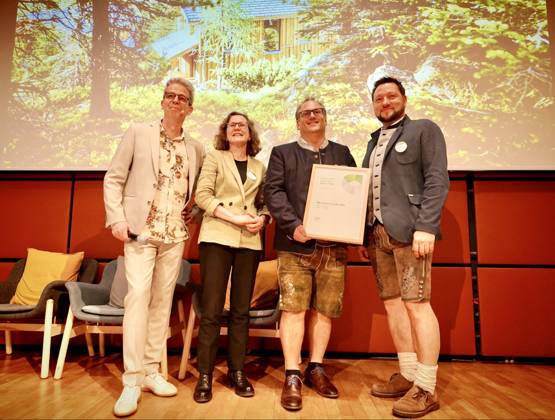 26.03.2023; Berlin, Deutschland, Europa, Welt Verleihung der Green Future Club Nachhaltigkeitspreise: Der Green Concept Award und der Green Product Award wurden ins Leben gerufen, um Produkte, Konzepte und Dienstleistungen auszuzeichnen, die in den Bereichen Nachhaltigkeit, Innovation und Design überzeugen. Start-ups und gegründete Unternehmen konnten sich für den Green Product Award bewerben, während der Green Concept Award visionäre Konzepte von Studenten und Absolventen prämierte. Insgesamt wurden in 14 Kategorien Preise vergeben, darunter Architektur & Tiny Houses, Mode, Mobilität und Sport. Auszeichnung für Almdorfbau aus Österreich für das Projekt Turracher Höhe. Im Bild: Mario Müller und Wolfgang Jonas von Almdorf Bauträ