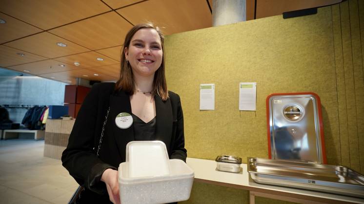 26.03.2023; Berlin, Deutschland, Europa, Welt Verleihung der Green Future Club Nachhaltigkeitspreise: Der Green Concept Award und der Green Product Award wurden ins Leben gerufen, um Produkte, Konzepte und Dienstleistungen auszuzeichnen, die in den Bereichen Nachhaltigkeit, Innovation und Design überzeugen. Start-ups und gegründete Unternehmen konnten sich für den Green Product Award bewerben, während der Green Concept Award visionäre Konzepte von Studenten und Absolventen prämierte. Insgesamt wurden in 14 Kategorien Preise vergeben, darunter Architektur & Tiny Houses, Mode, Mobilität und Sport. Im Bild: Designerin Cathy Wolter Ort: Die Nordischen Botschaften - Felleshus